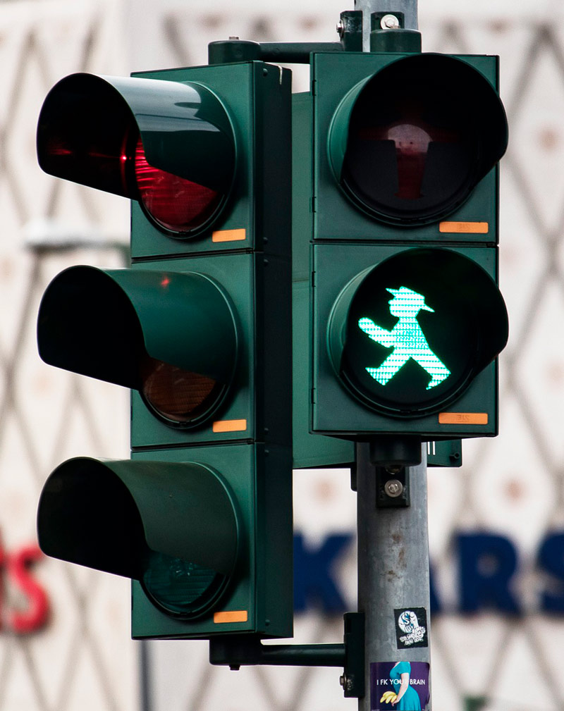 El semáforo como señal e indicador del tránsito de vehículos o peatones