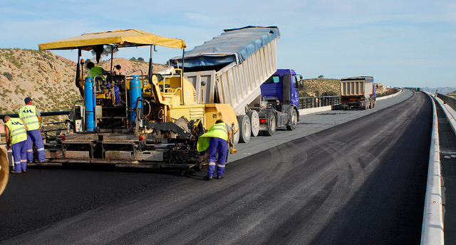 Proceso de pavimentos de asfalto poroso en Elche