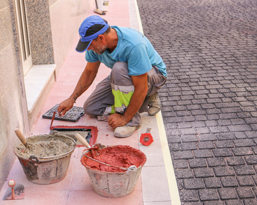 señor poniendo asfalto impreso en Alicante