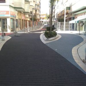 Nuevo pavimento personalizado en la calle torre del mar